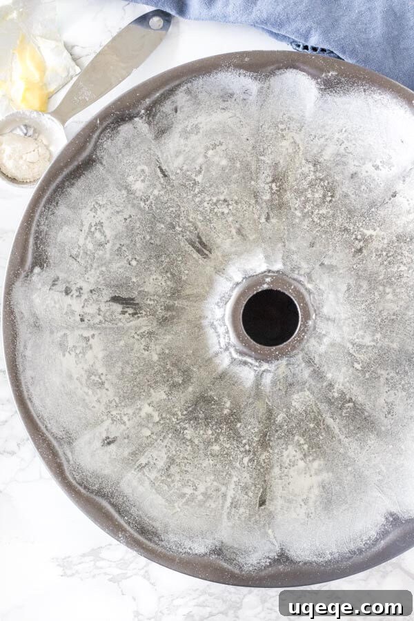 Kolayca Mükemmel Bundt Kek Yapmanın Püf Noktaları 3 A Bundt pan meticulously greased and floured, ready for cake batter to ensure an easy, clean release.