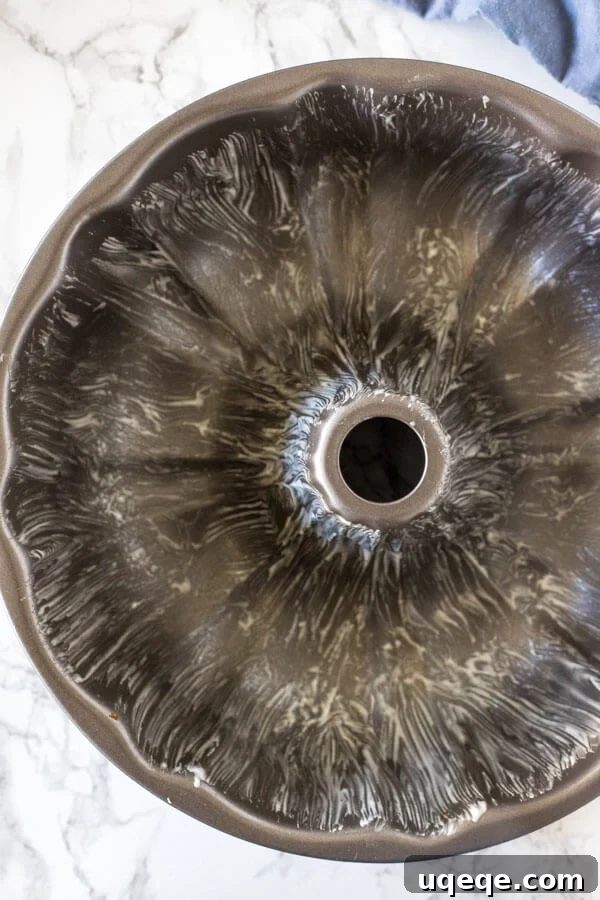 Kolayca Mükemmel Bundt Kek Yapmanın Püf Noktaları 4 A fluted Bundt pan meticulously brushed with homemade pan release, showcasing its even coating.
