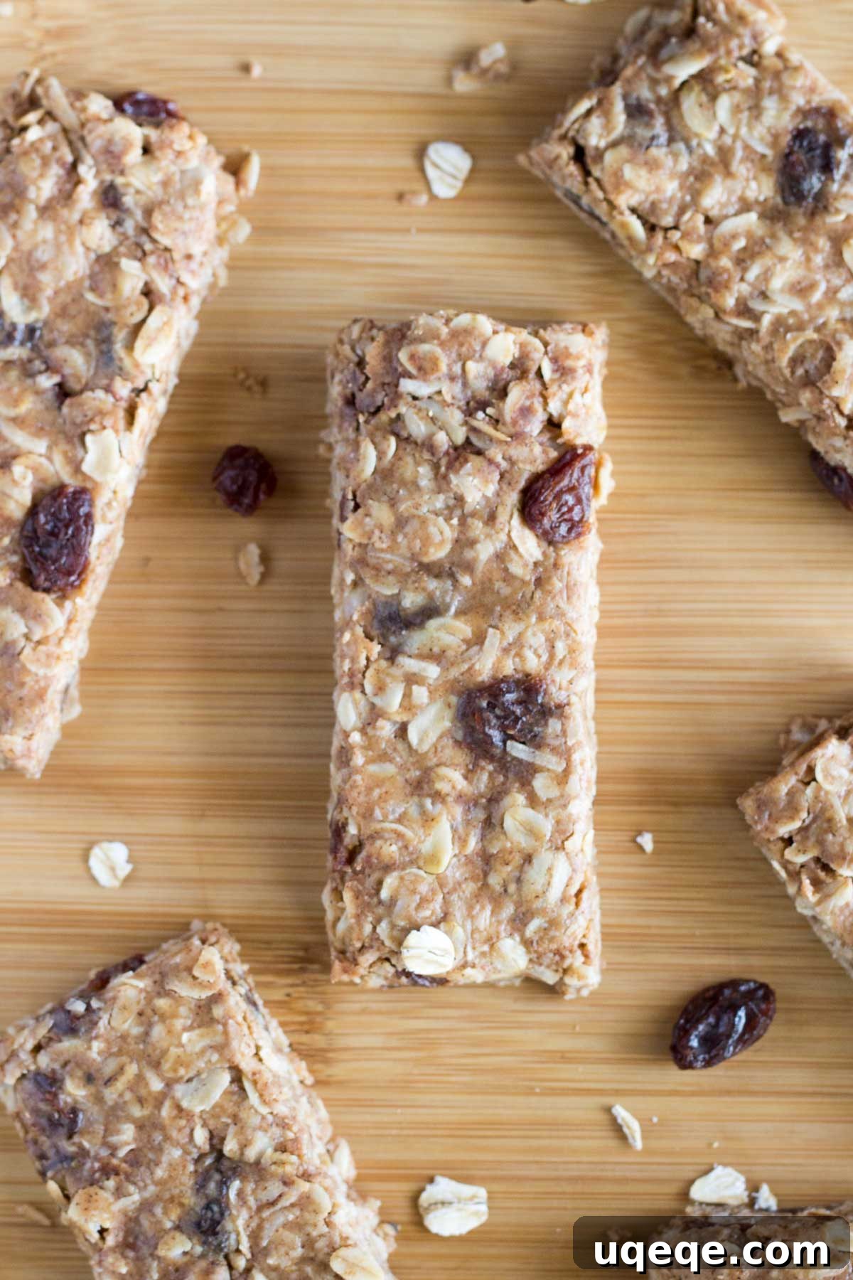 Delicious cookie flavor without having to turn on the oven. These Chewy Oatmeal Cookie Granola Bars are so easy to make, have no refined sugars & completely guilt free!
